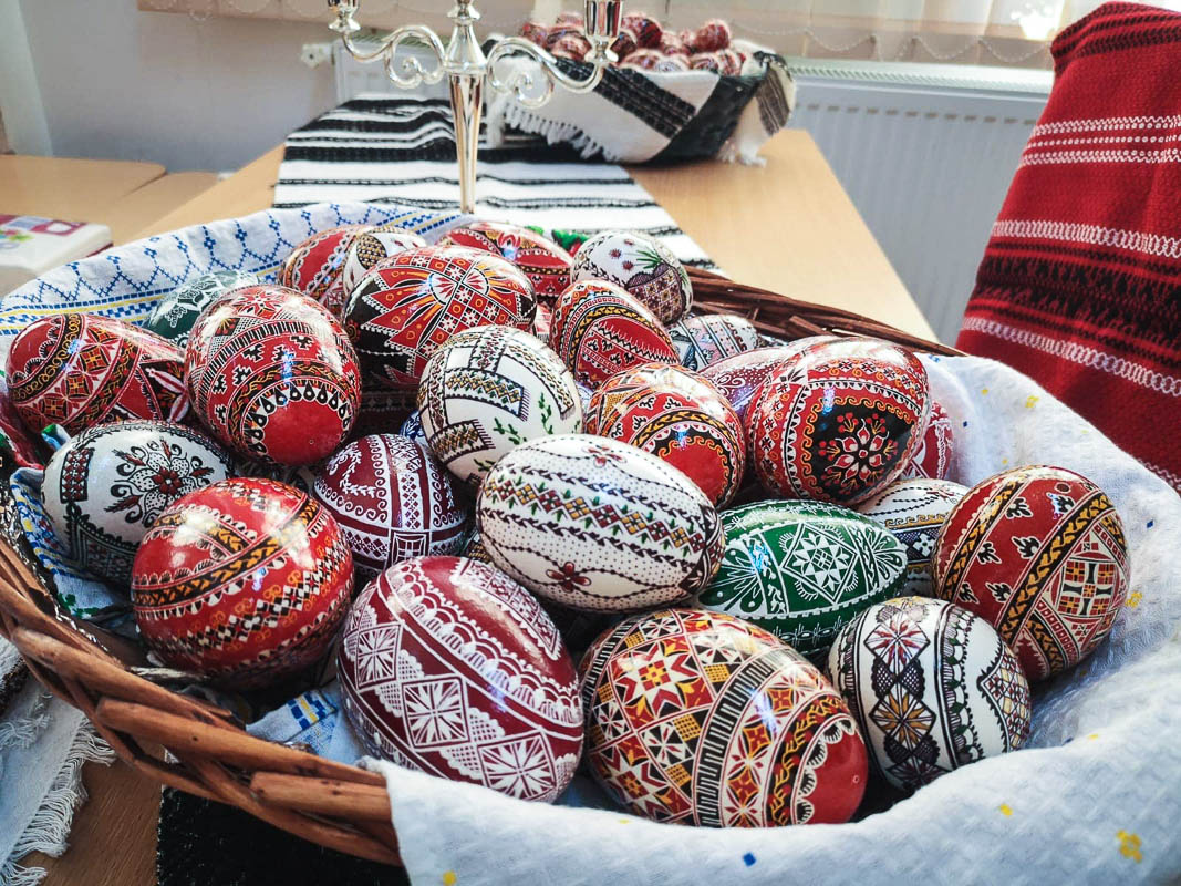 Elevii din Vicovu de Sus, iniţiaţi în taina încondeierii ouălor