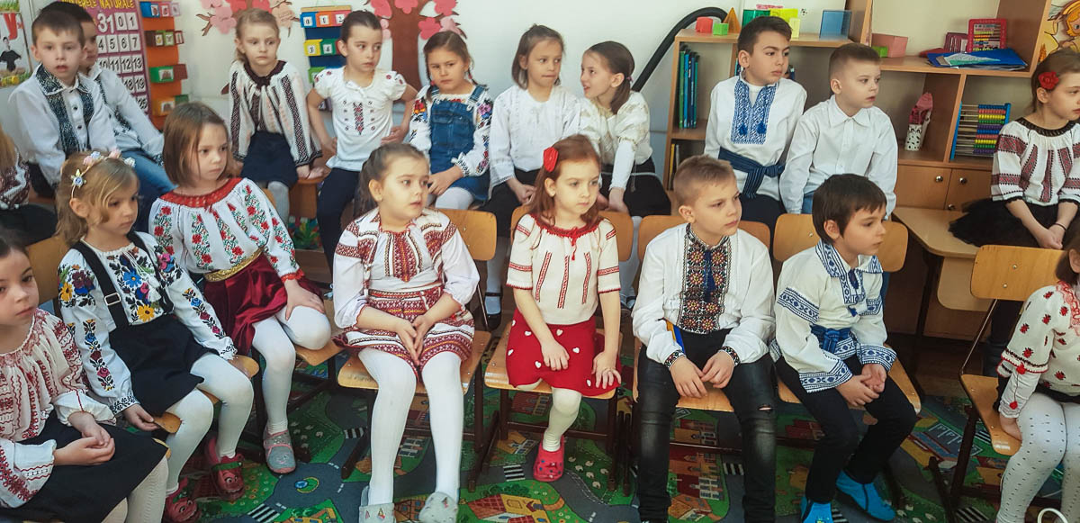 Elevii din Vicovu de Sus, iniţiaţi în taina încondeierii ouălor