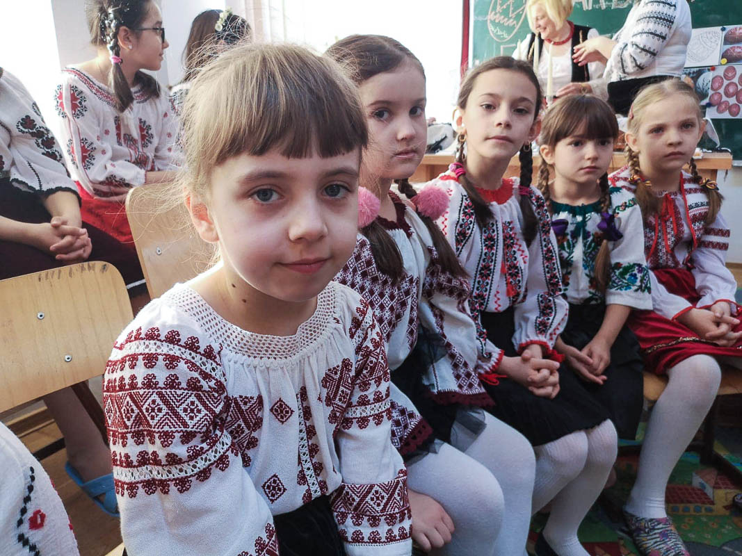 Elevii din Vicovu de Sus, iniţiaţi în taina încondeierii ouălor