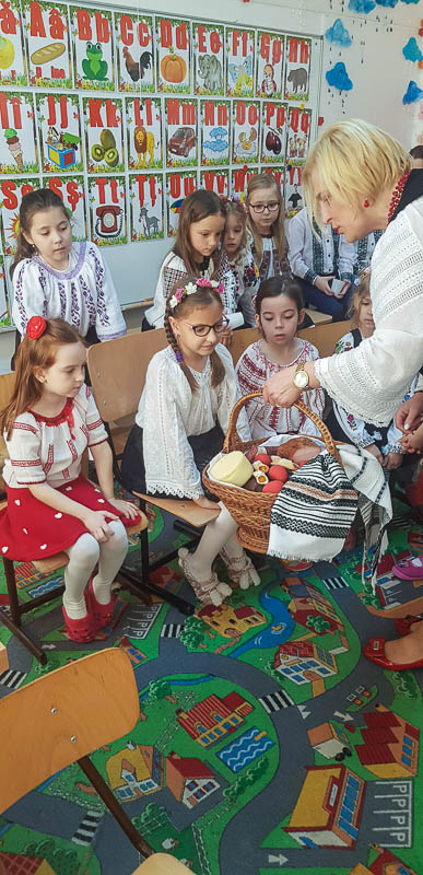 Elevii din Vicovu de Sus, iniţiaţi în taina încondeierii ouălor