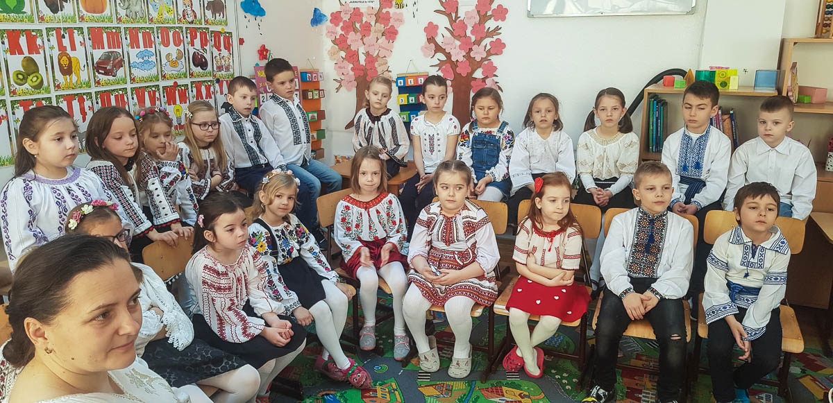 Elevii din Vicovu de Sus, iniţiaţi în taina încondeierii ouălor