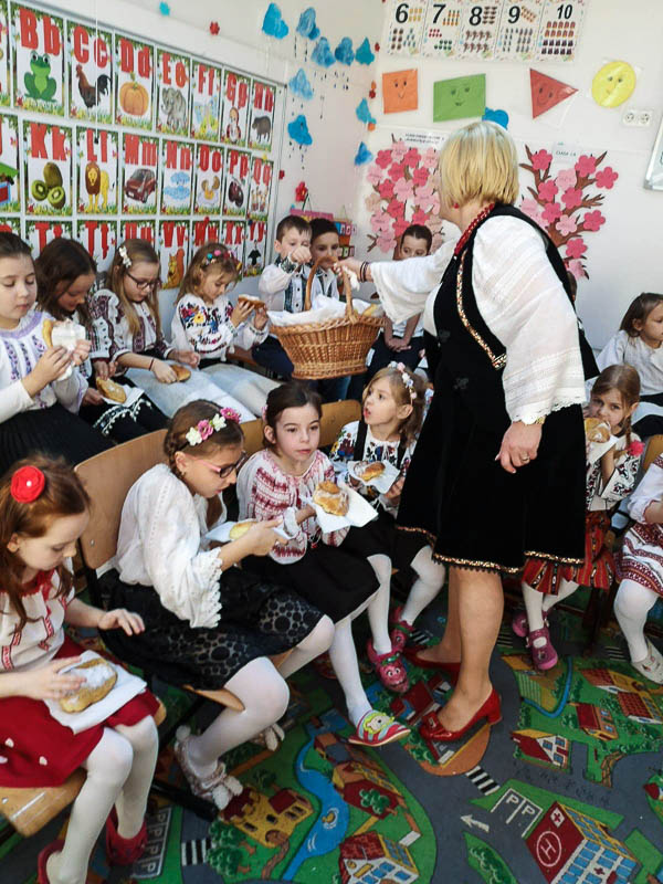 Elevii din Vicovu de Sus, iniţiaţi în taina încondeierii ouălor