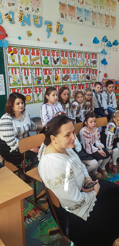 Elevii din Vicovu de Sus, iniţiaţi în taina încondeierii ouălor