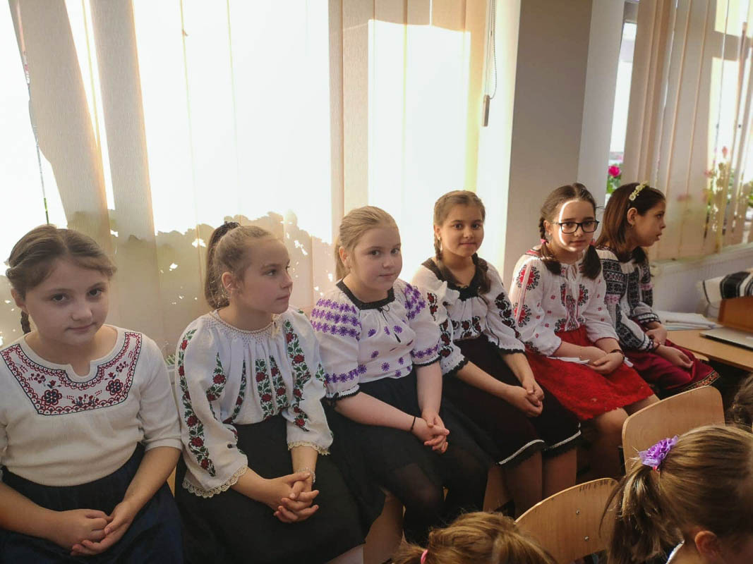 Elevii din Vicovu de Sus, iniţiaţi în taina încondeierii ouălor