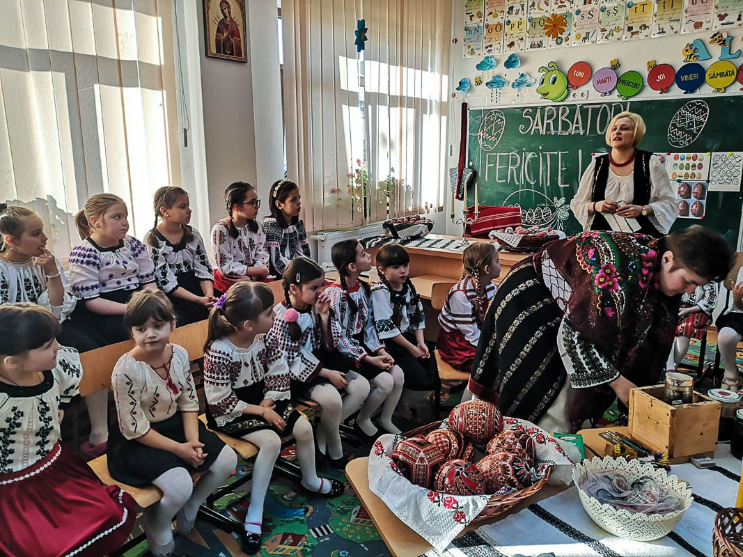 Elevii din Vicovu de Sus, iniţiaţi în taina încondeierii ouălor
