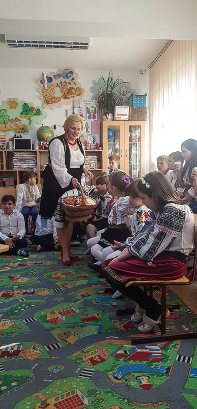 Elevii din Vicovu de Sus, iniţiaţi în taina încondeierii ouălor