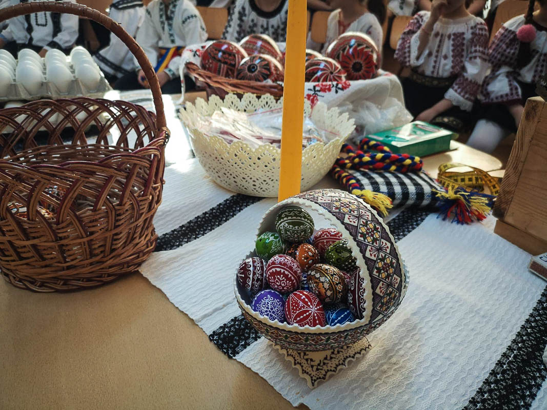 Elevii din Vicovu de Sus, iniţiaţi în taina încondeierii ouălor