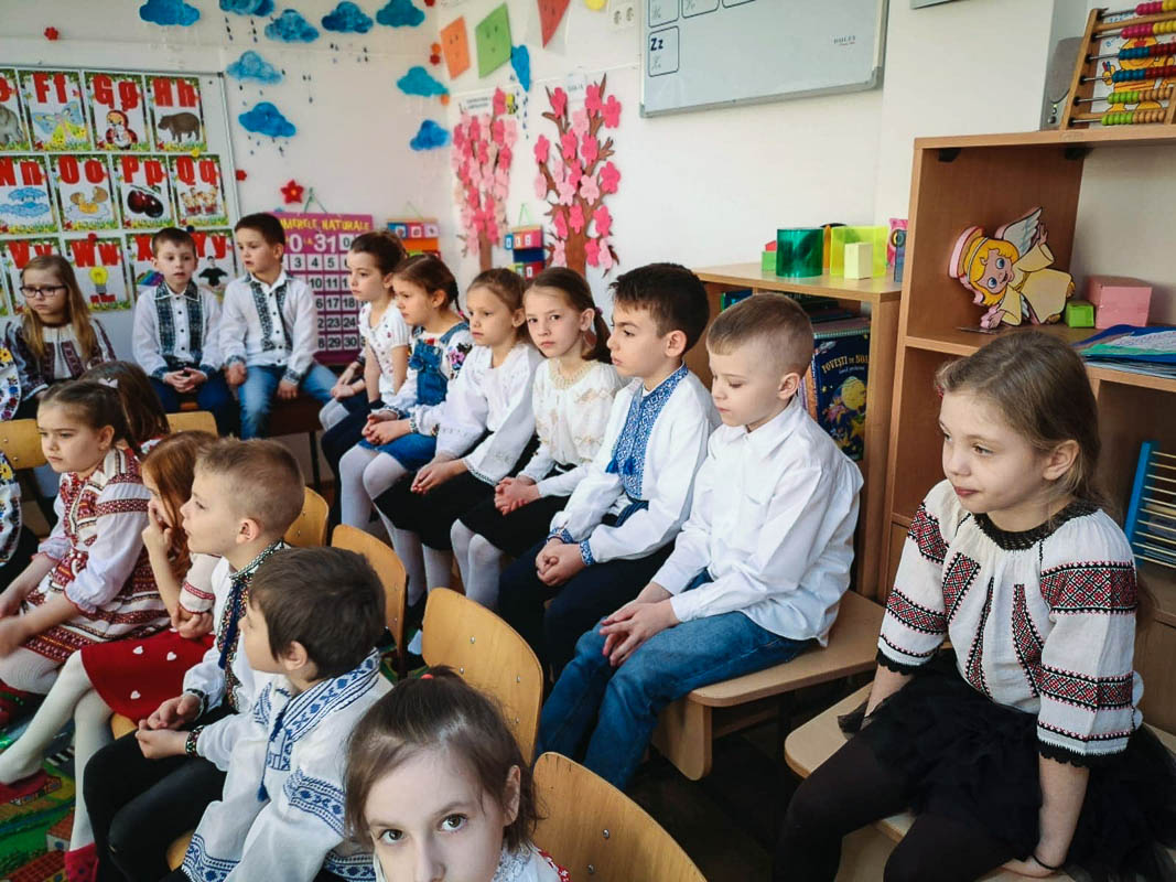 Elevii din Vicovu de Sus, iniţiaţi în taina încondeierii ouălor