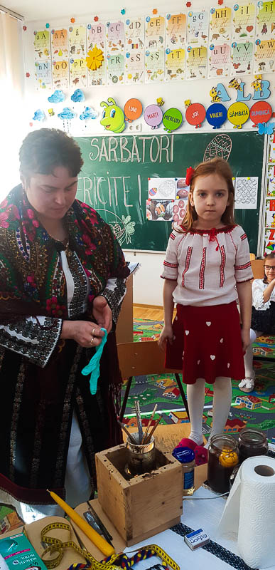 Elevii din Vicovu de Sus, iniţiaţi în taina încondeierii ouălor