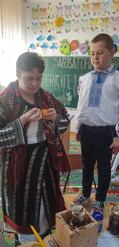 Elevii din Vicovu de Sus, iniţiaţi în taina încondeierii ouălor