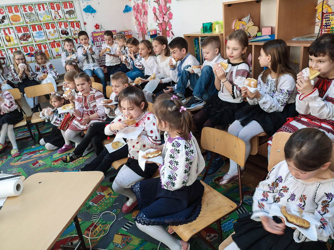 Elevii din Vicovu de Sus, iniţiaţi în taina încondeierii ouălor