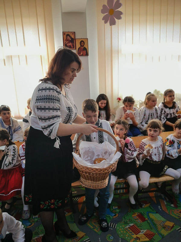 Elevii din Vicovu de Sus, iniţiaţi în taina încondeierii ouălor