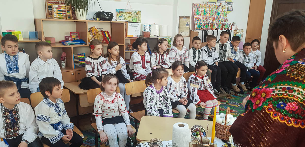 Elevii din Vicovu de Sus, iniţiaţi în taina încondeierii ouălor