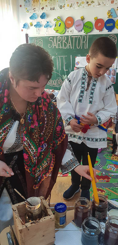 Elevii din Vicovu de Sus, iniţiaţi în taina încondeierii ouălor