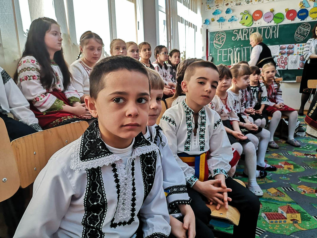 Elevii din Vicovu de Sus, iniţiaţi în taina încondeierii ouălor