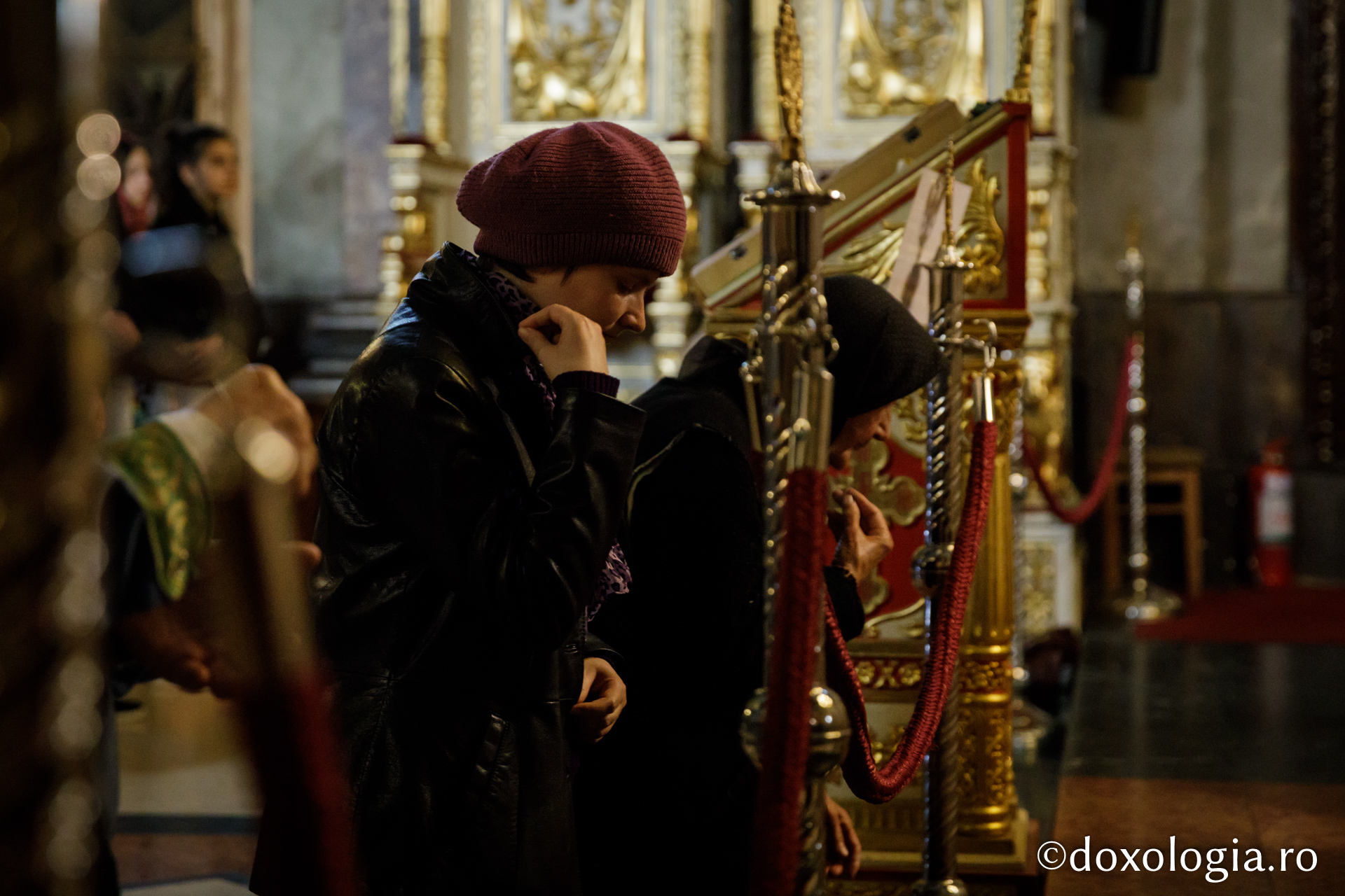 Liturghia din Sfânta și Marea Sâmbătă/ Foto: Oana Nechifor Cu un pas mai aproape de Bucurie – pelerini pe drumul spre Înviere