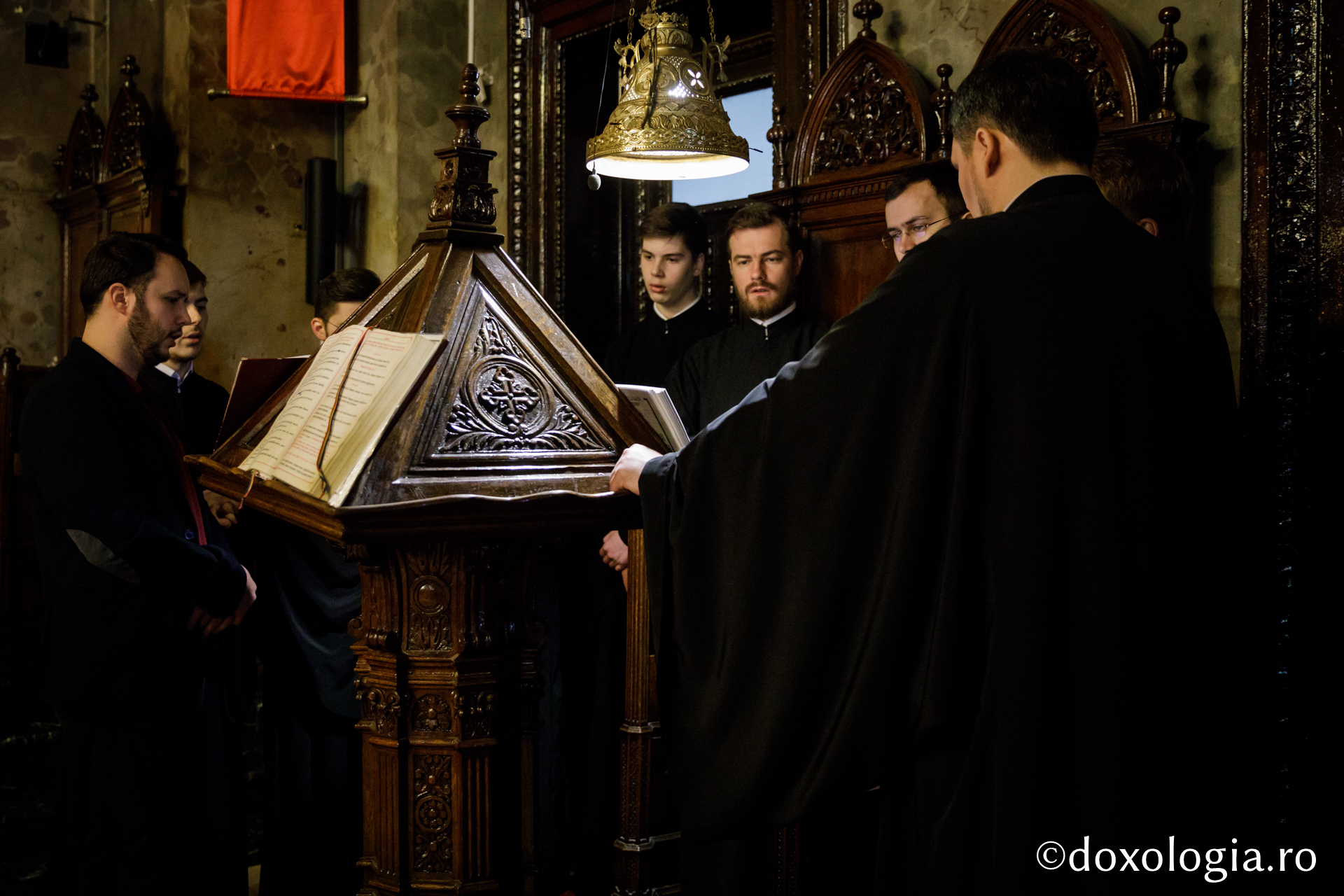 Liturghia din Sfânta și Marea Sâmbătă/ Foto: Oana Nechifor Cu un pas mai aproape de Bucurie – pelerini pe drumul spre Înviere