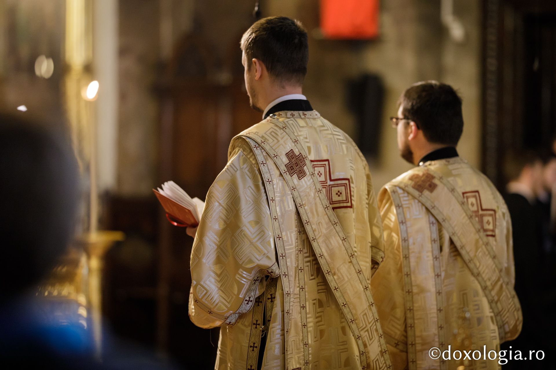 Liturghia din Sfânta și Marea Sâmbătă/ Foto: Oana Nechifor Cu un pas mai aproape de Bucurie – pelerini pe drumul spre Înviere