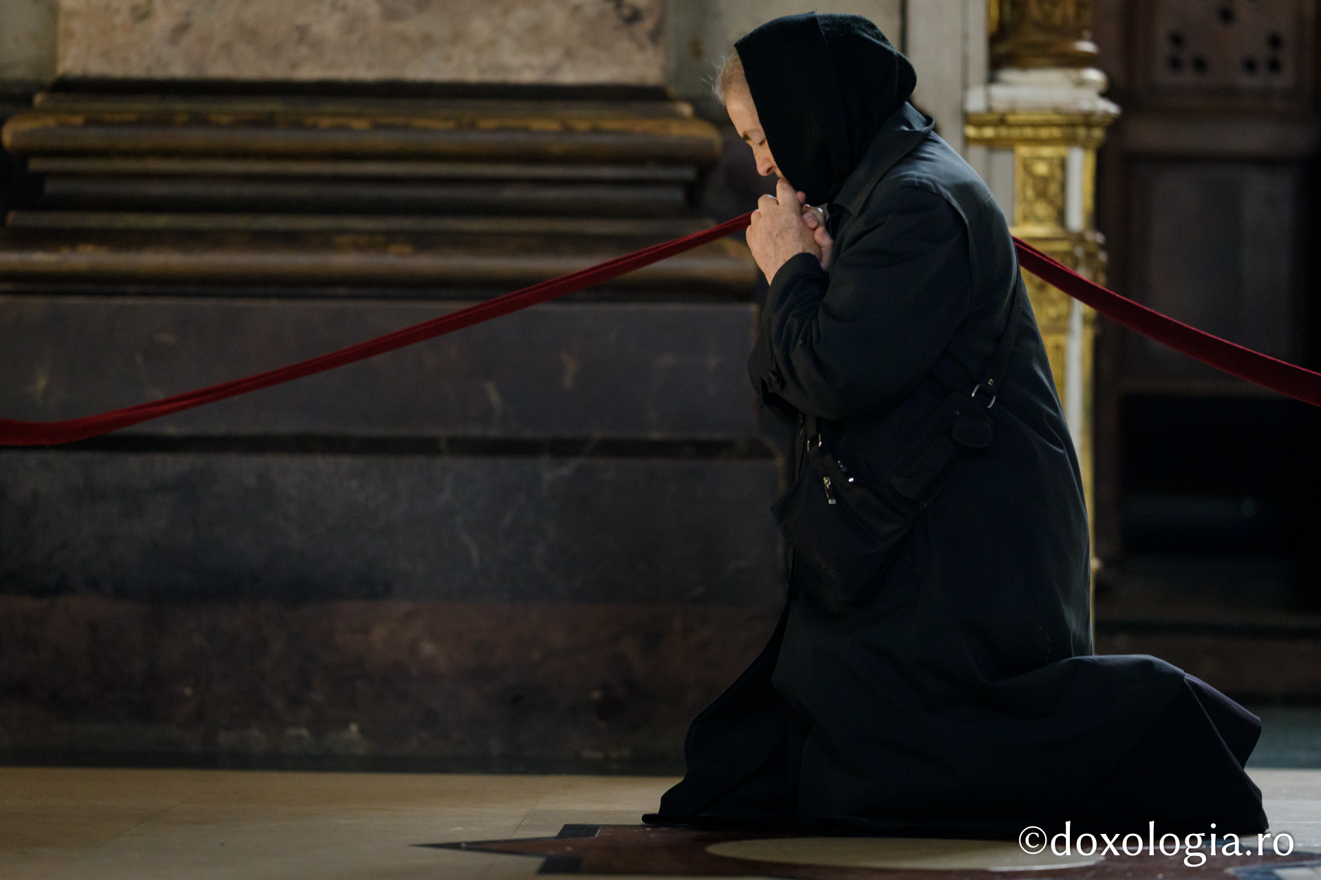 Liturghia din Sfânta și Marea Sâmbătă/ Foto: Oana Nechifor Cu un pas mai aproape de Bucurie – pelerini pe drumul spre Înviere