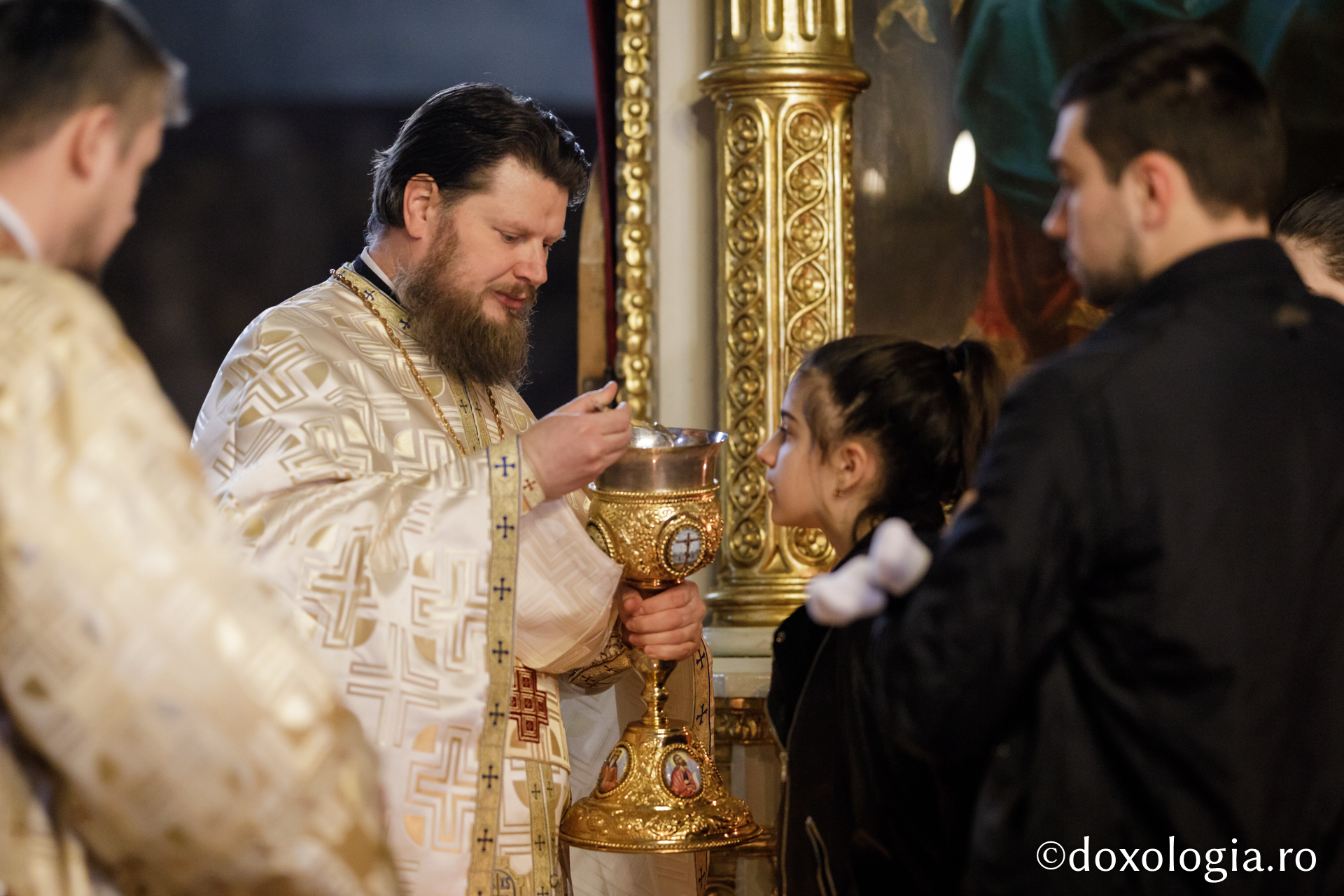 Liturghia din Sfânta și Marea Sâmbătă/ Foto: Oana Nechifor Cu un pas mai aproape de Bucurie – pelerini pe drumul spre Înviere