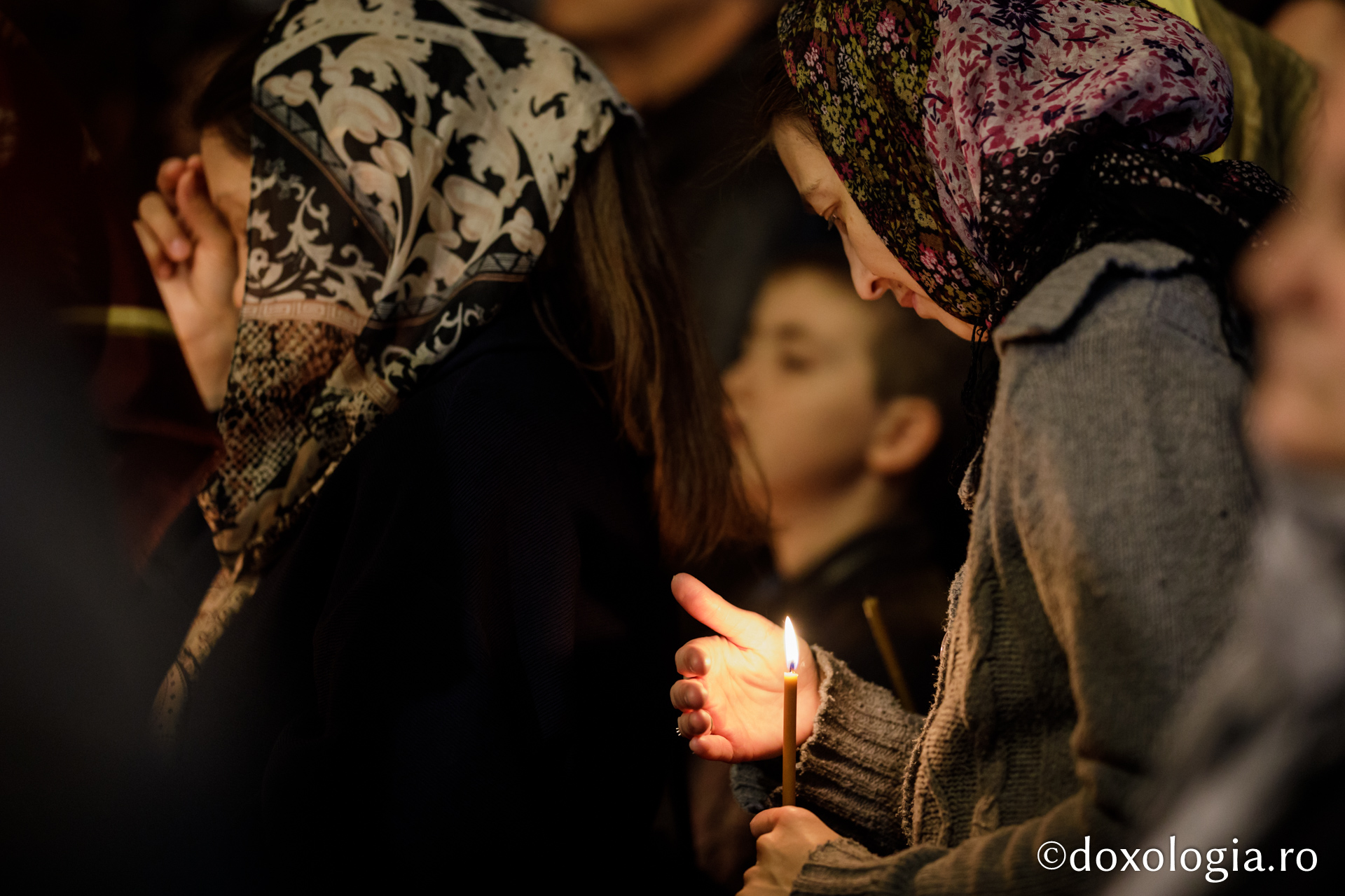 Liturghia din Sfânta și Marea Sâmbătă/ Foto: Oana Nechifor Cu un pas mai aproape de Bucurie – pelerini pe drumul spre Înviere