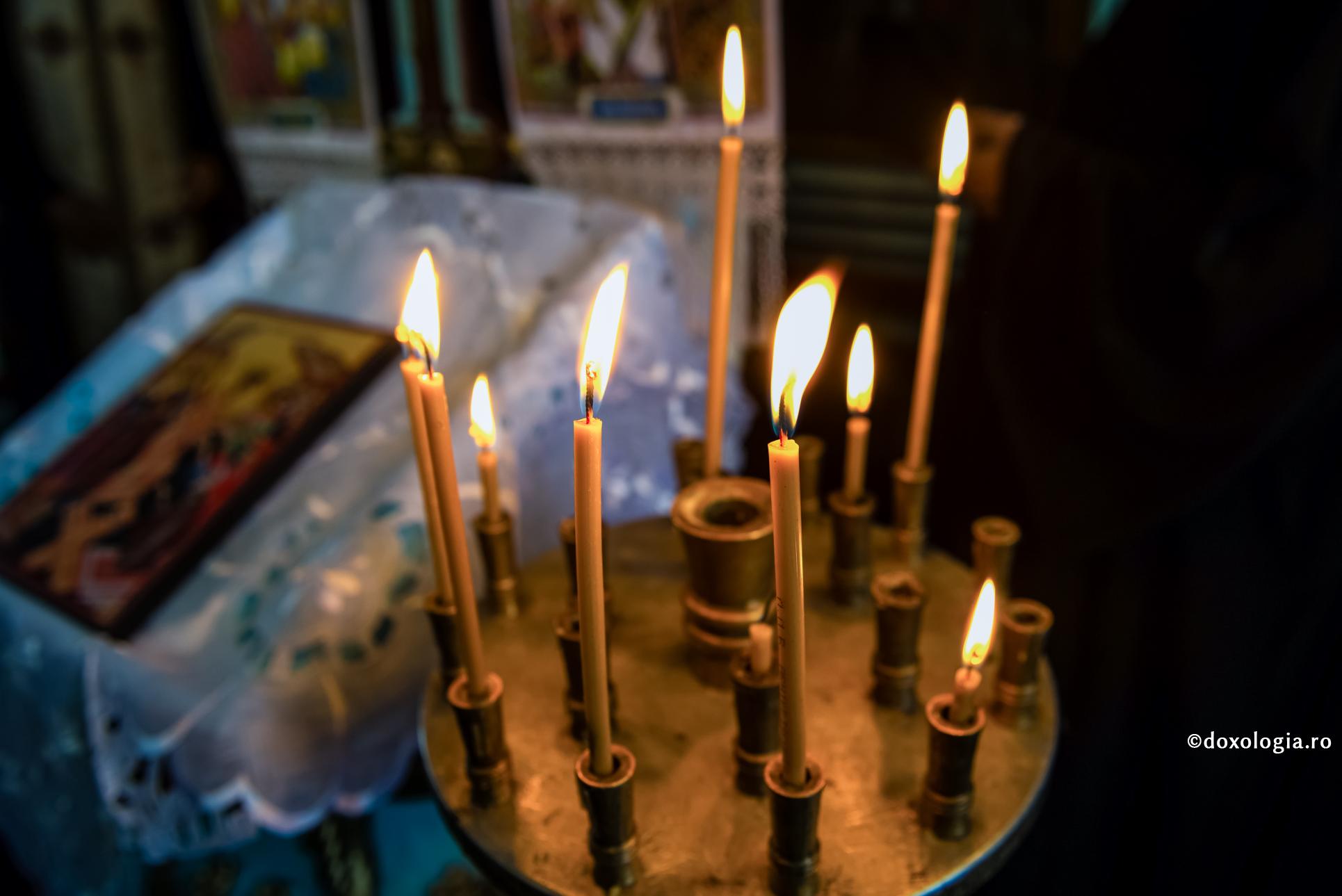 A cincea săptămână din Postul Paștilor: creștinii vor participa la primele DeniiFoto: Constantin Comici lumânări aprinse