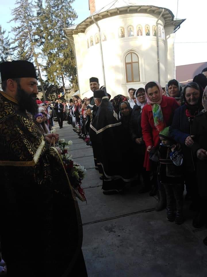 Liturghie arhierească şi sfinţire de centru social la Parohia Răuceşti