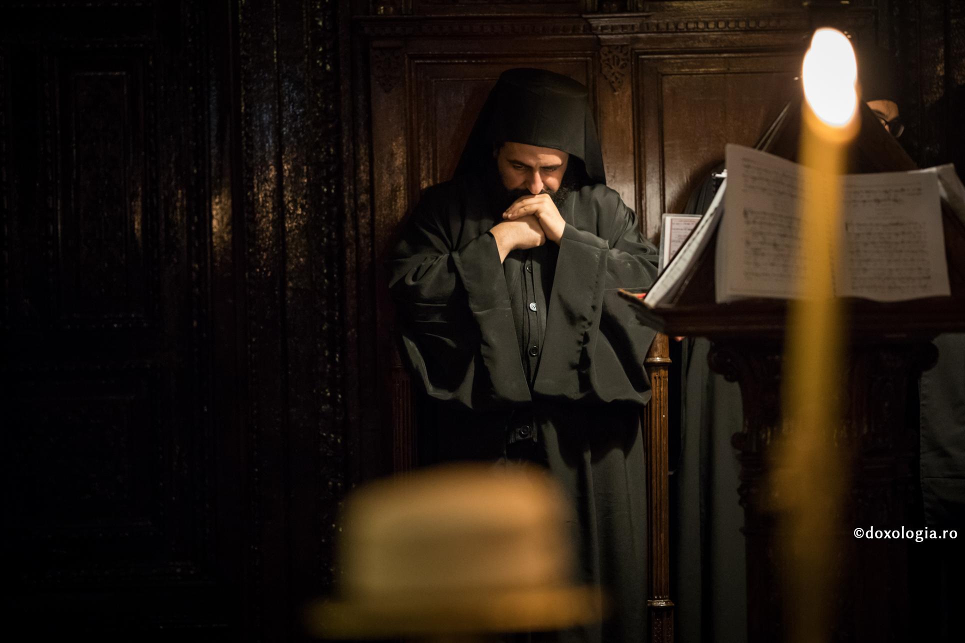 călugăr stând în strană