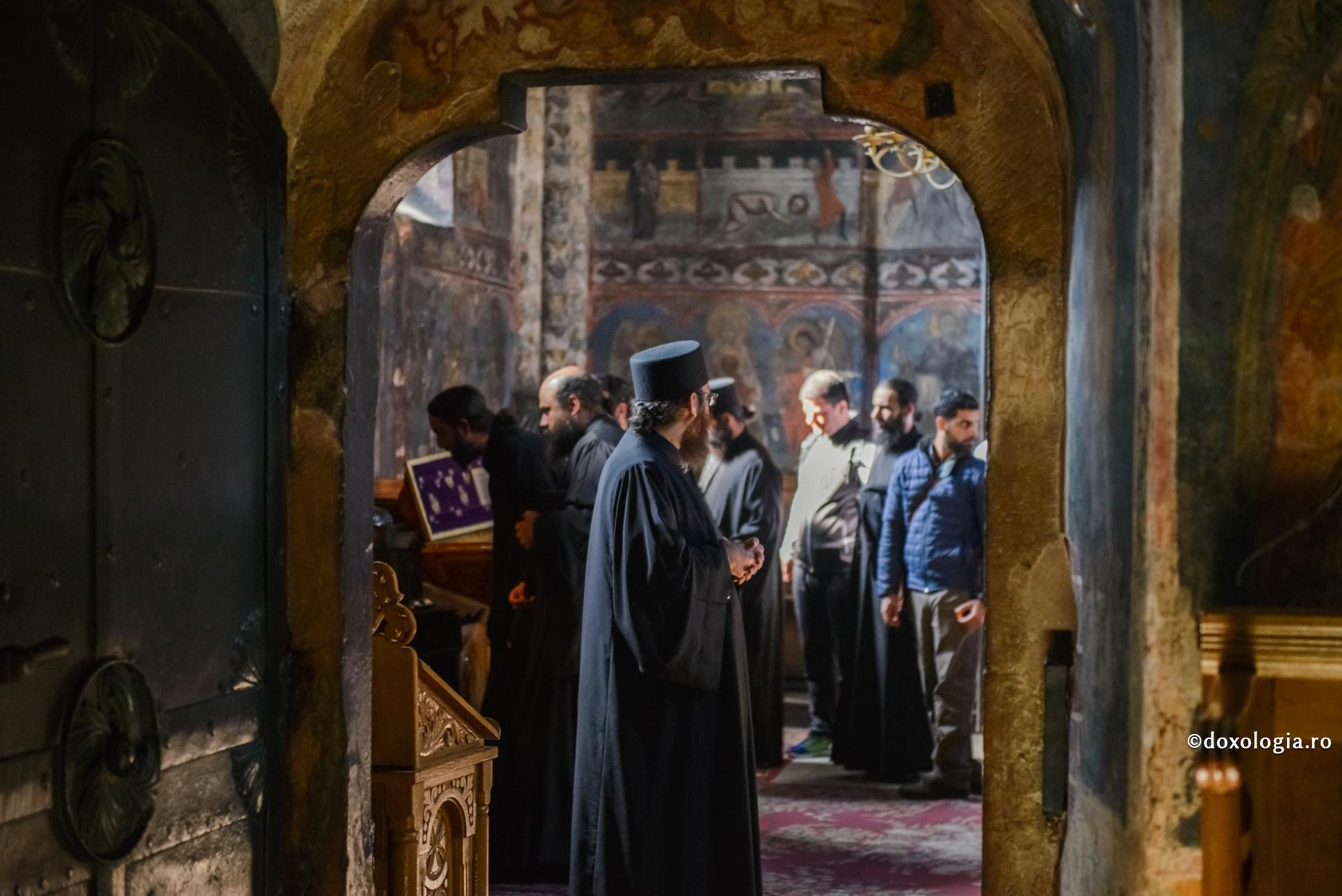 călugăr în biserică