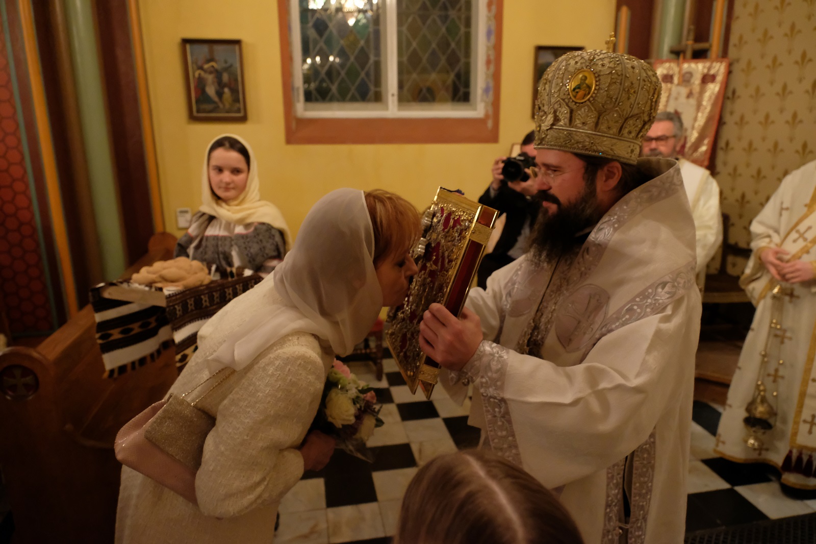 La Copenhaga, Preasfințitul Macarie a oferit Lumina Învierii Majestății Sale Margareta și românilor din comunitate