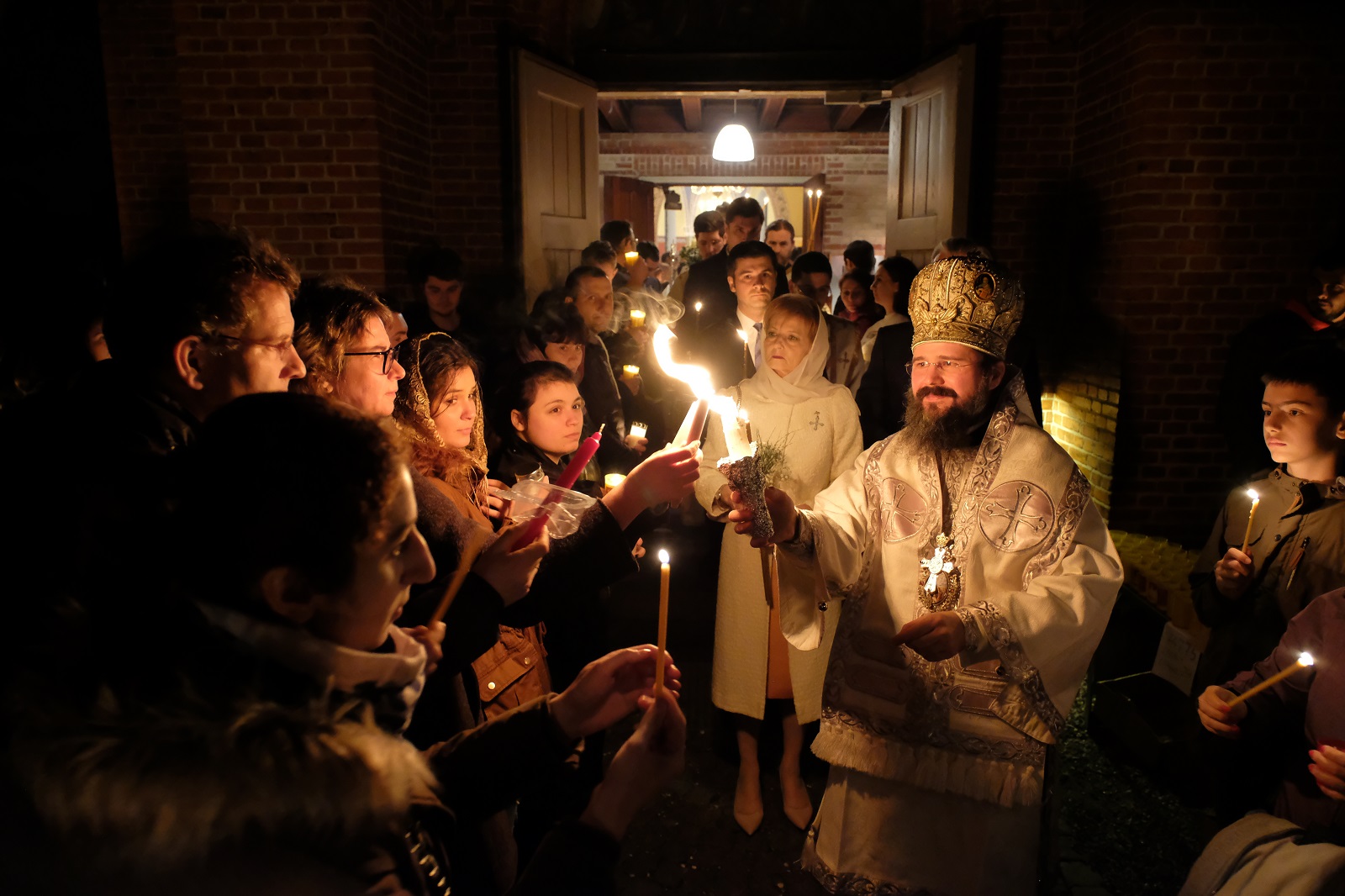 La Copenhaga, Preasfințitul Macarie a oferit Lumina Învierii Majestății Sale Margareta și românilor din comunitate