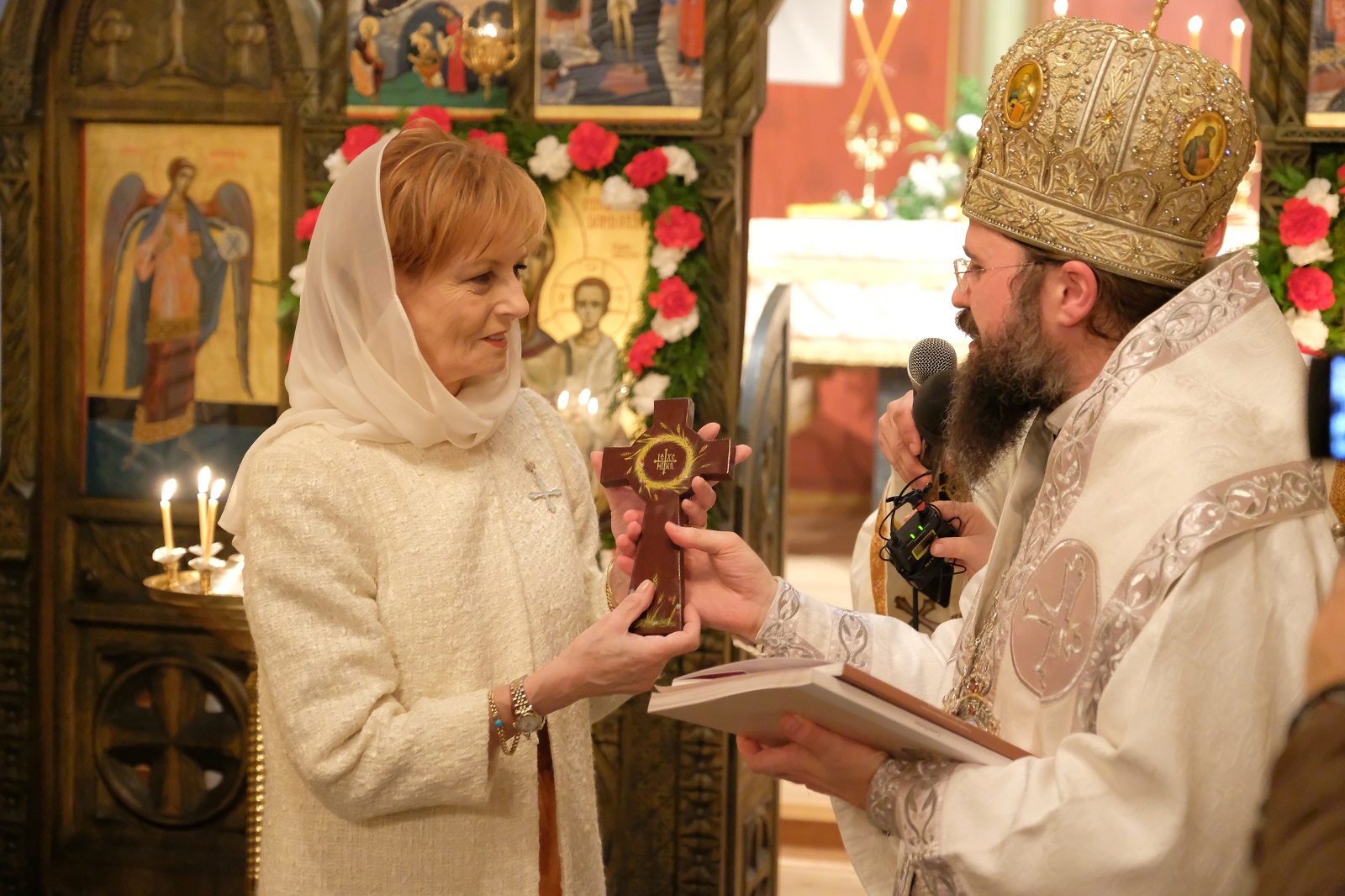 La Copenhaga, Preasfințitul Macarie a oferit Lumina Învierii Majestății Sale Margareta și românilor din comunitate