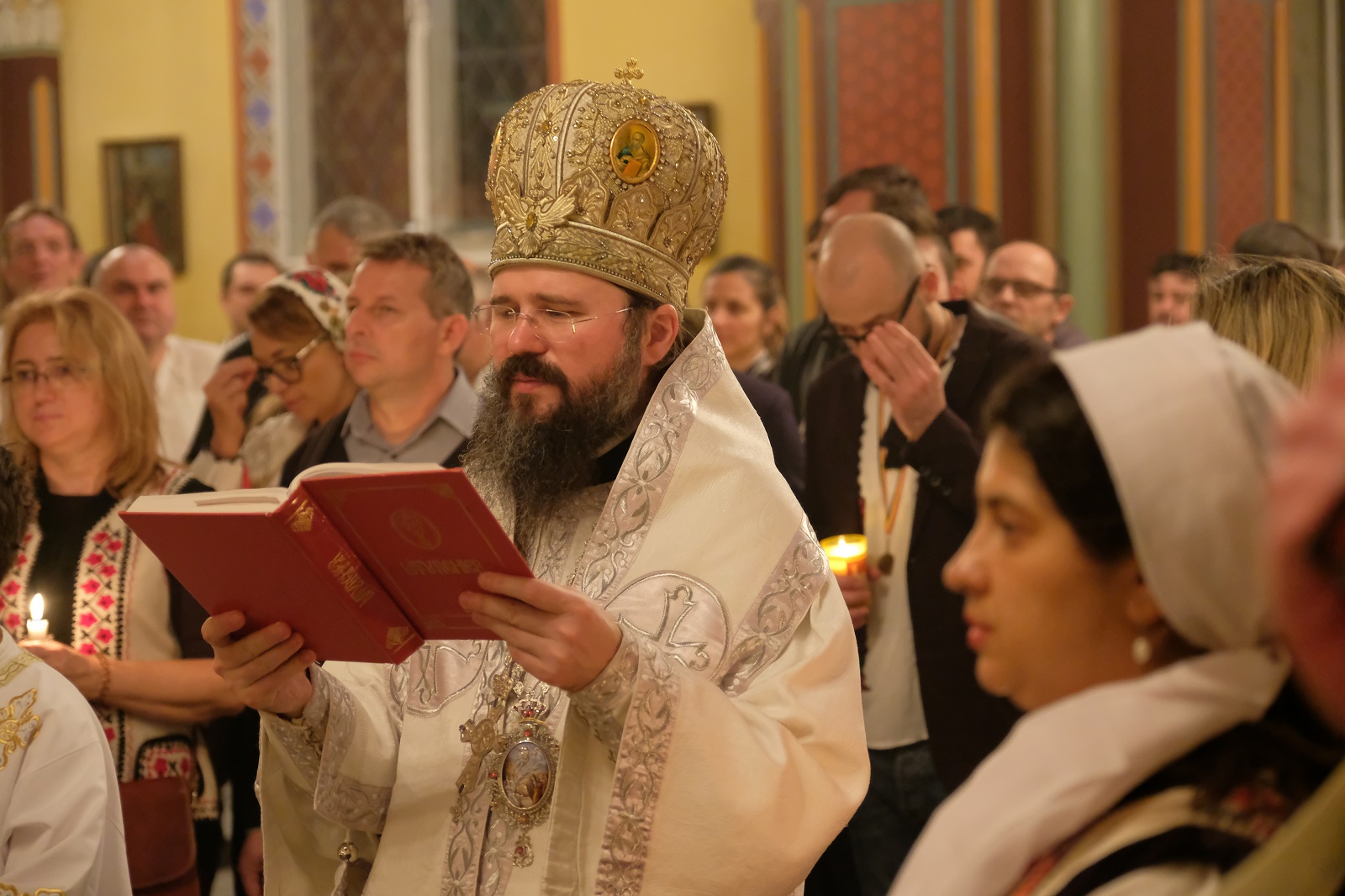 La Copenhaga, Preasfințitul Macarie a oferit Lumina Învierii Majestății Sale Margareta și românilor din comunitate