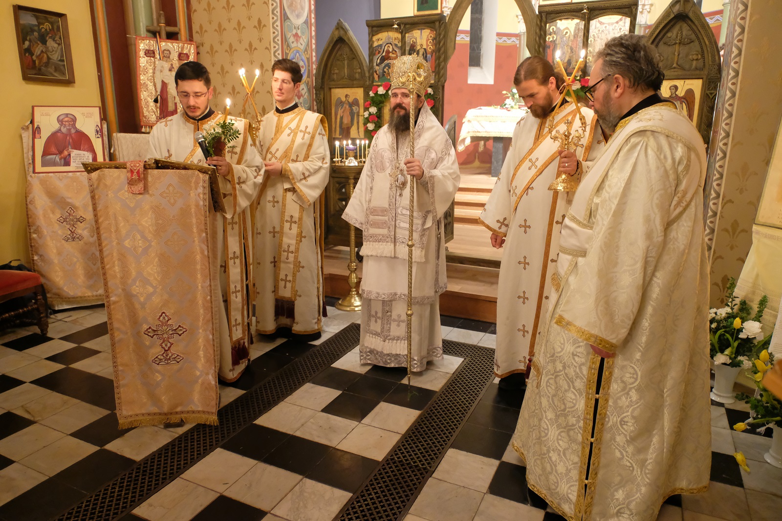 La Copenhaga, Preasfințitul Macarie a oferit Lumina Învierii Majestății Sale Margareta și românilor din comunitate