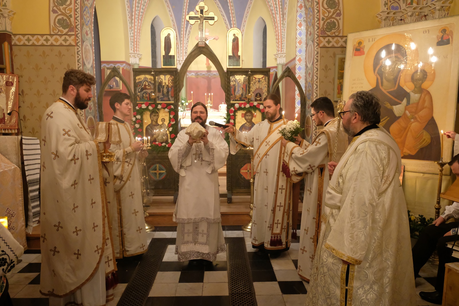 La Copenhaga, Preasfințitul Macarie a oferit Lumina Învierii Majestății Sale Margareta și românilor din comunitate