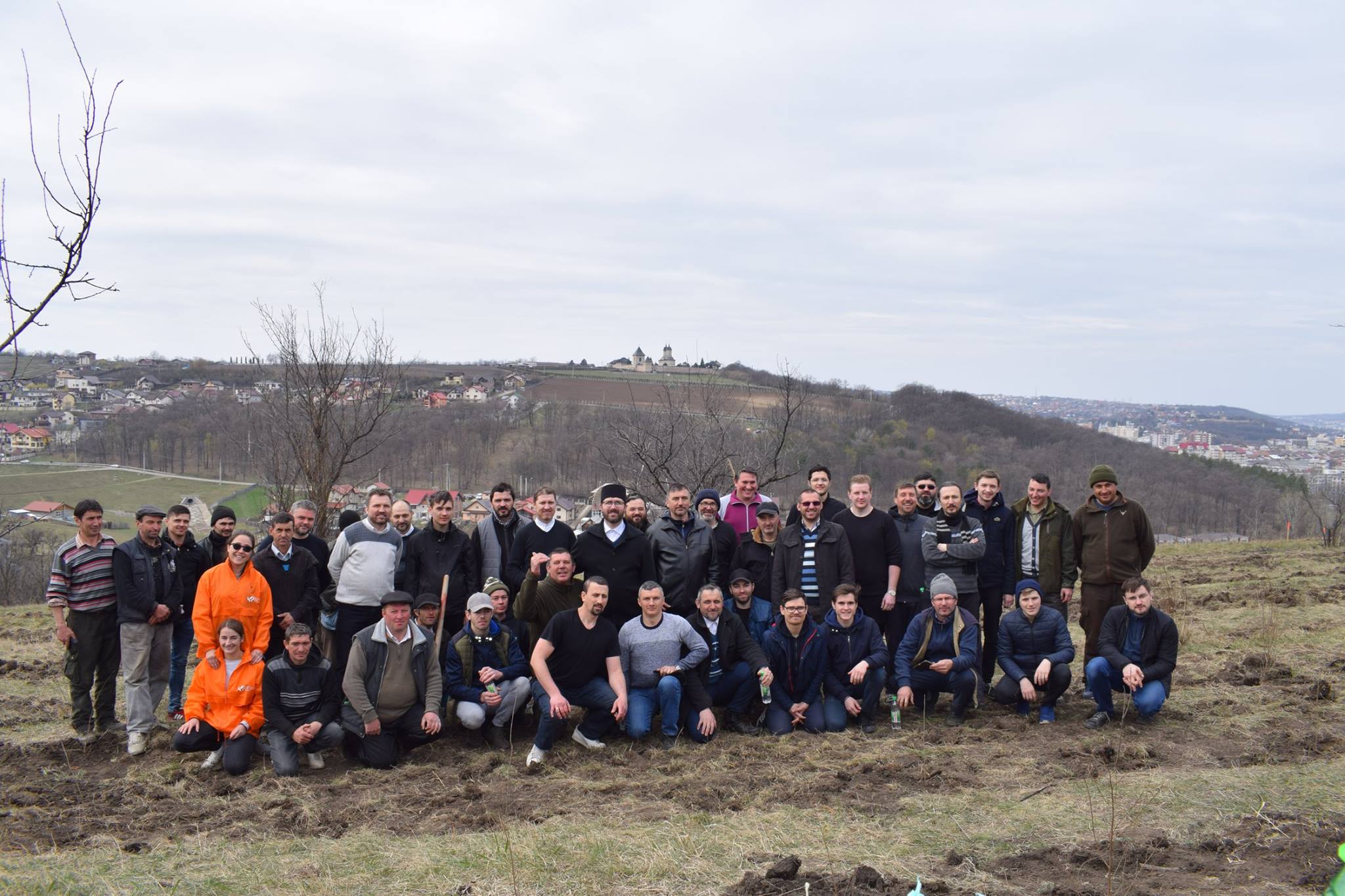 Preoţi din Protopopiatul 2 Iaşi au plantat 1.400 de copaci în comuna Bârnova