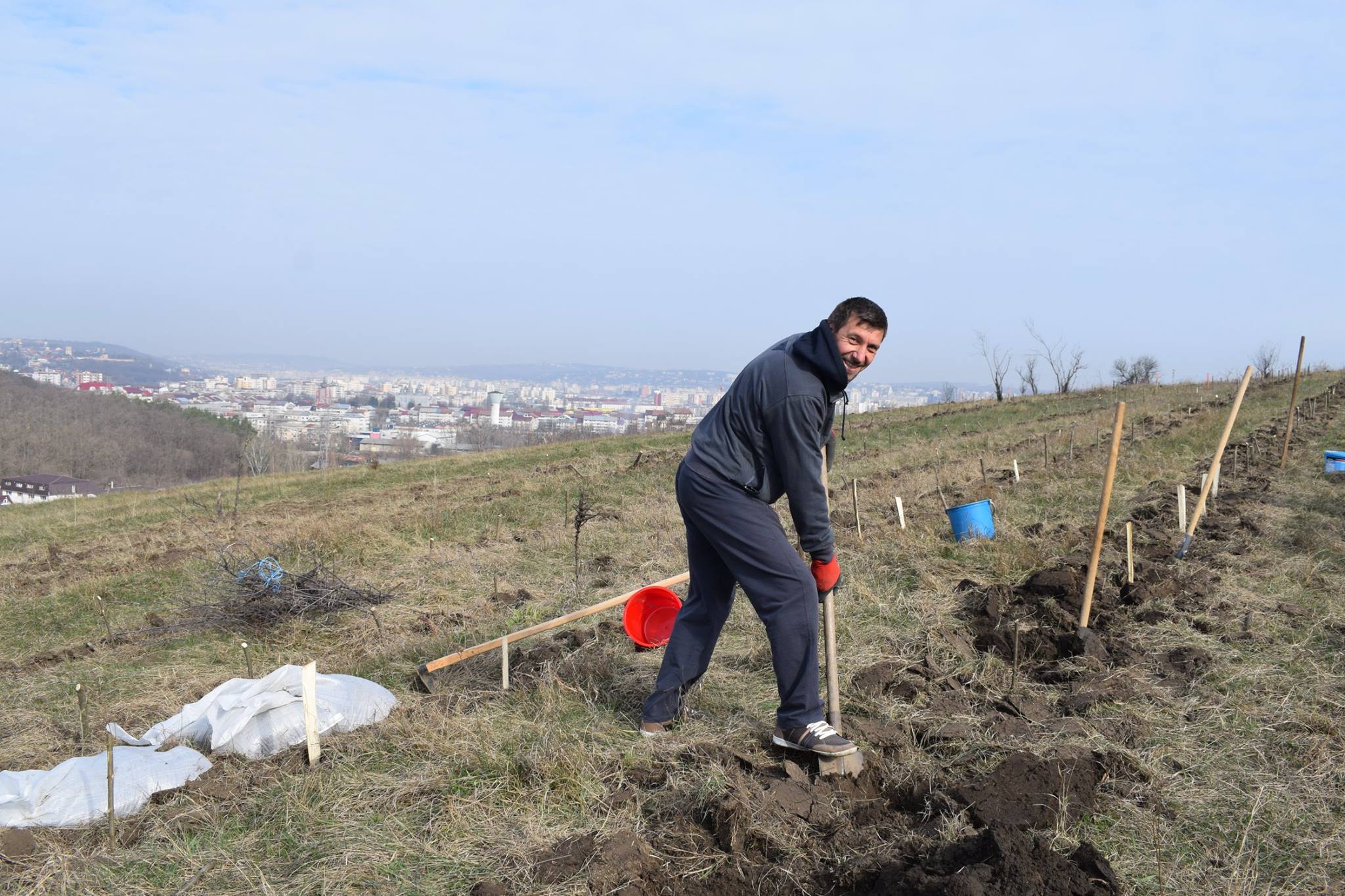 Preoţi din Protopopiatul 2 Iaşi au plantat 1.400 de copaci în comuna Bârnova Preoţi din Protopopiatul 2 Iaşi au plantat 1.400 de copaci în comuna Bârnova