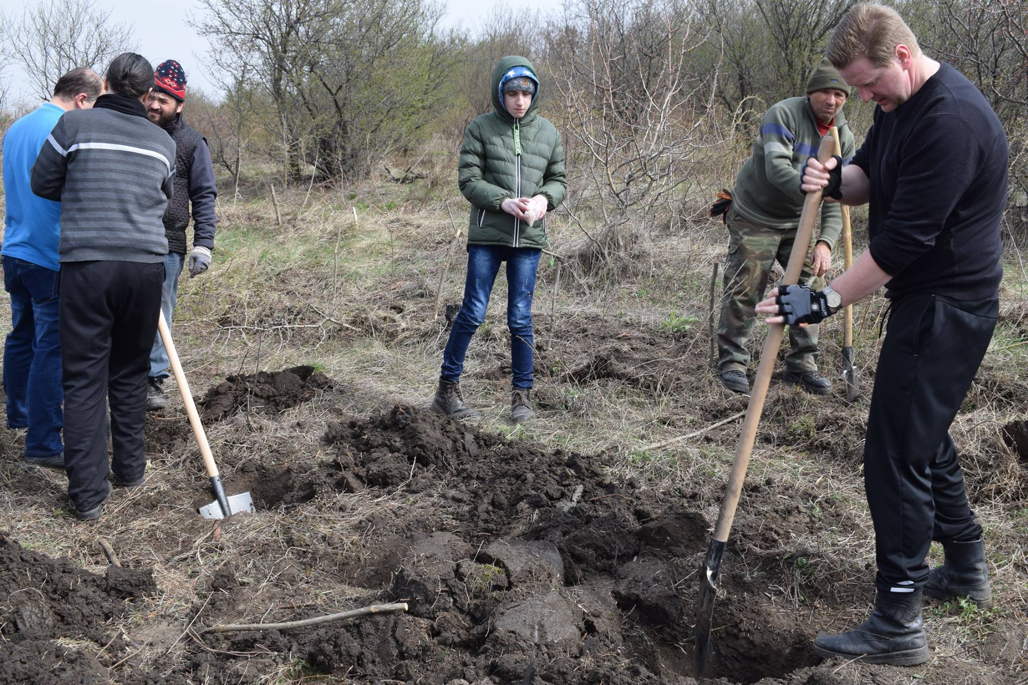 Preoţi din Protopopiatul 2 Iaşi au plantat 1.400 de copaci în comuna Bârnova Preoţi din Protopopiatul 2 Iaşi au plantat 1.400 de copaci în comuna Bârnova