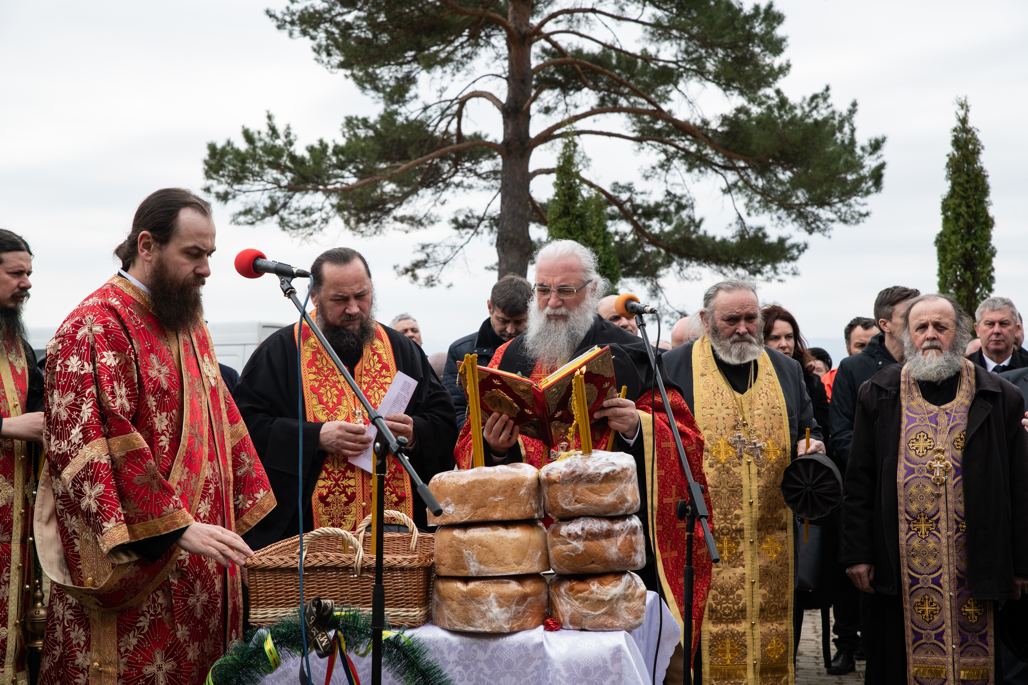 Românii căzuți la Fântâna Albă pe 1 aprilie 1941, pomeniţi atât la locul martiriului, cât și la Mănăstirea Putna