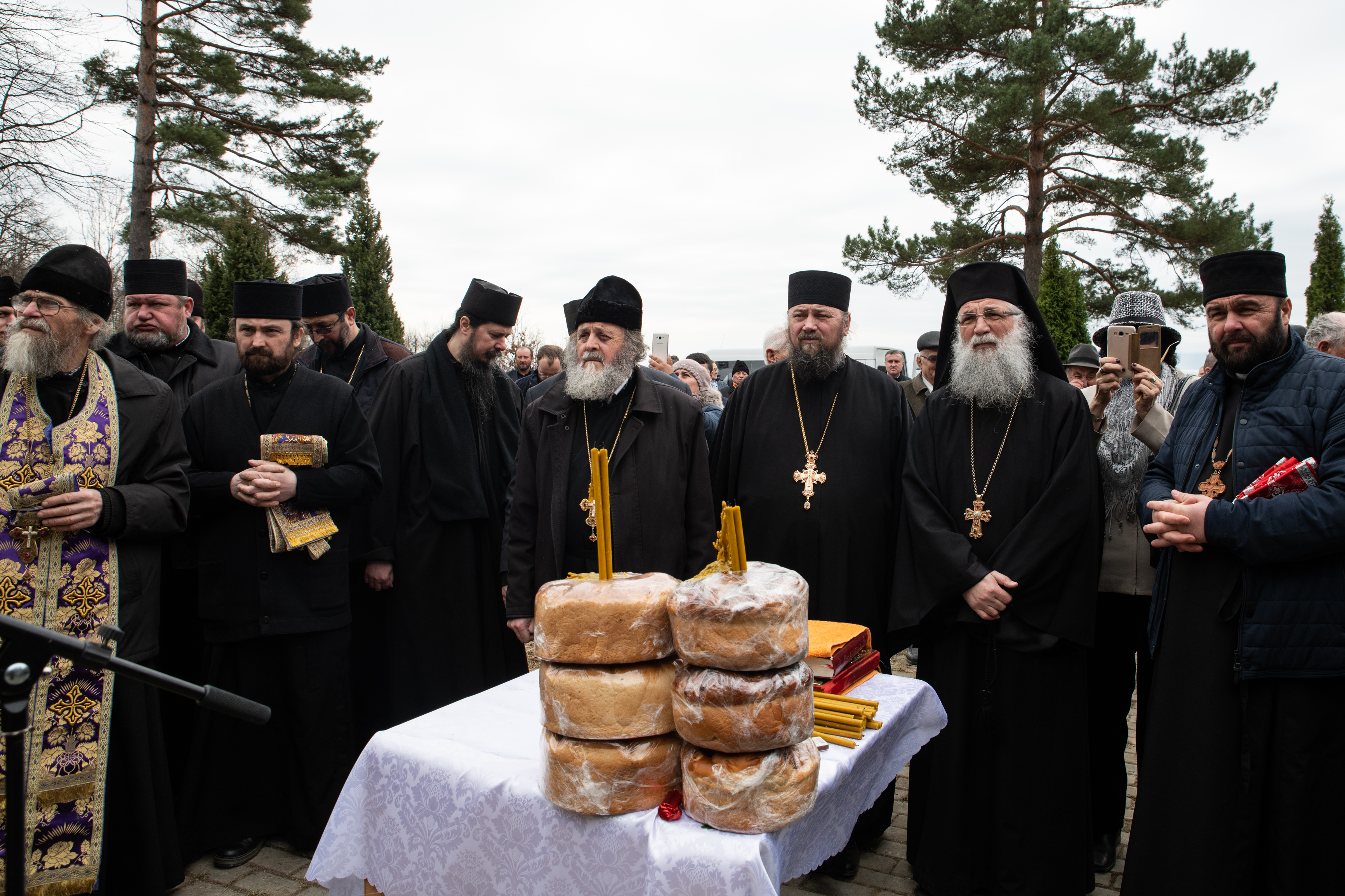 Românii căzuți la Fântâna Albă pe 1 aprilie 1941, pomeniţi atât la locul martiriului, cât și la Mănăstirea Putna