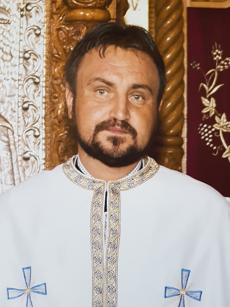 Părintele Iulian Sauciuc s-a grăbit să ciocnească oul Învierii cu Dumnezeu