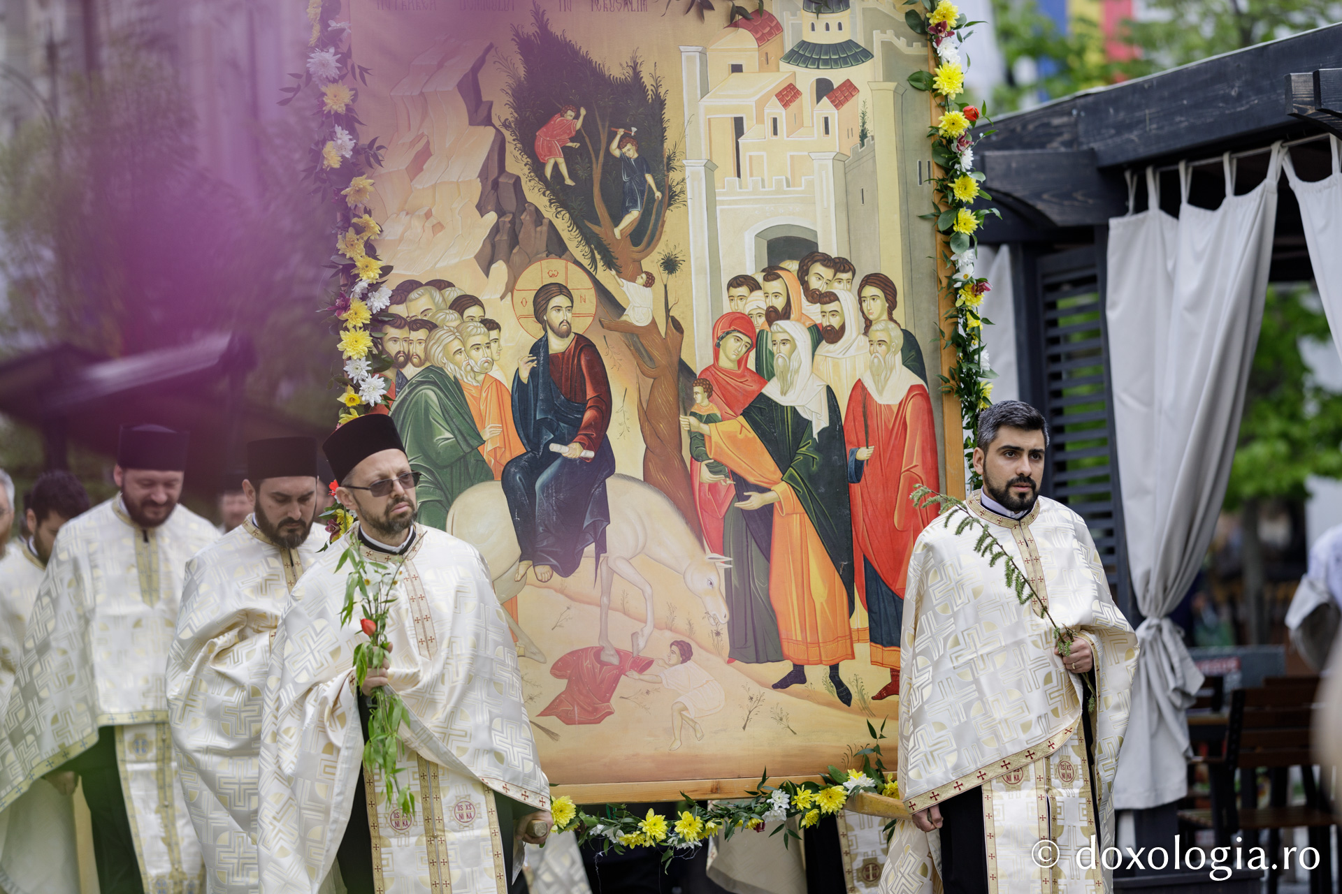 Pelerini pe drumul spre Înviere – Procesiunea de Florii de la Iași/ Foto: Oana Nechifor Astăzi flori, mâine trădare – pelerini pe drumul spre Înviere