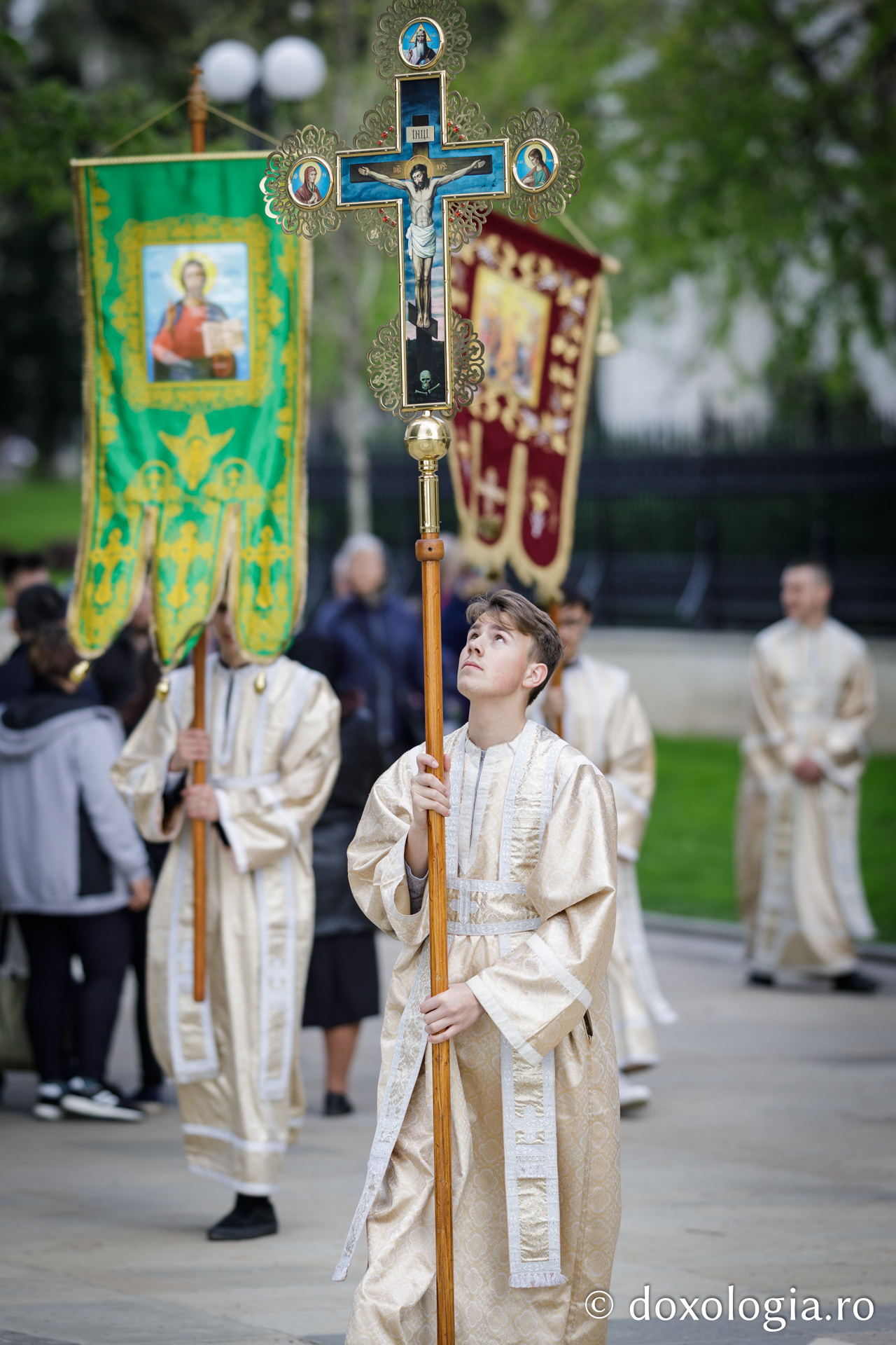 Pelerini pe drumul spre Înviere – Procesiunea de Florii de la Iași/ Foto: Oana Nechifor Astăzi flori, mâine trădare – pelerini pe drumul spre Înviere