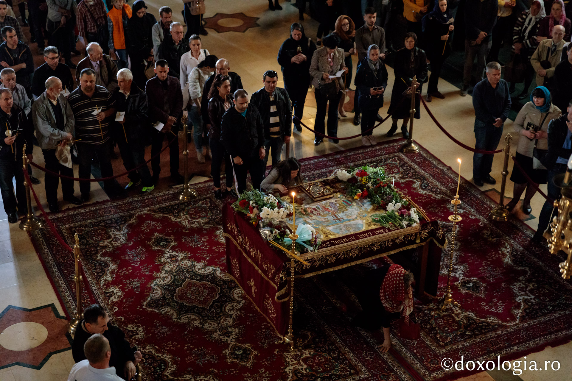 Deniile din Sfânta și Marea Sâmbătă – Prohodul Domnului la Catedrala Mitropolitană din Iași/ Foto: Oana Nechifor Răsărind El iar, lumea va bucura – pelerini pe drumul spre Înviere