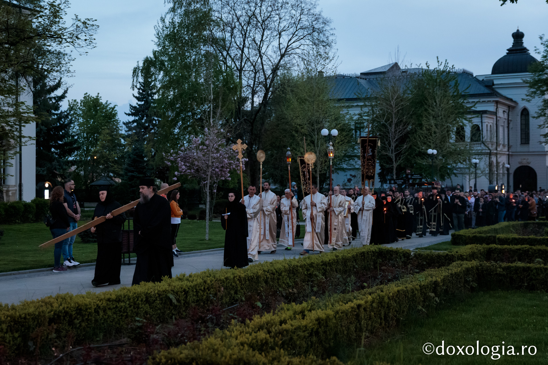 Deniile din Sfânta și Marea Sâmbătă – Prohodul Domnului la Catedrala Mitropolitană din Iași/ Foto: Oana Nechifor Răsărind El iar, lumea va bucura – pelerini pe drumul spre Înviere