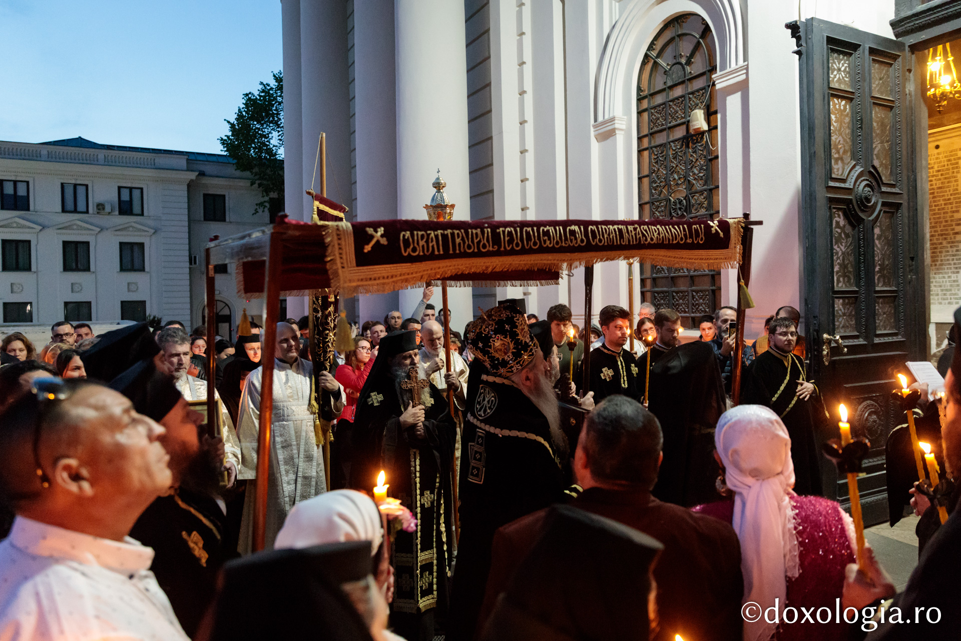 Deniile din Sfânta și Marea Sâmbătă – Prohodul Domnului la Catedrala Mitropolitană din Iași/ Foto: Oana Nechifor Răsărind El iar, lumea va bucura – pelerini pe drumul spre Înviere