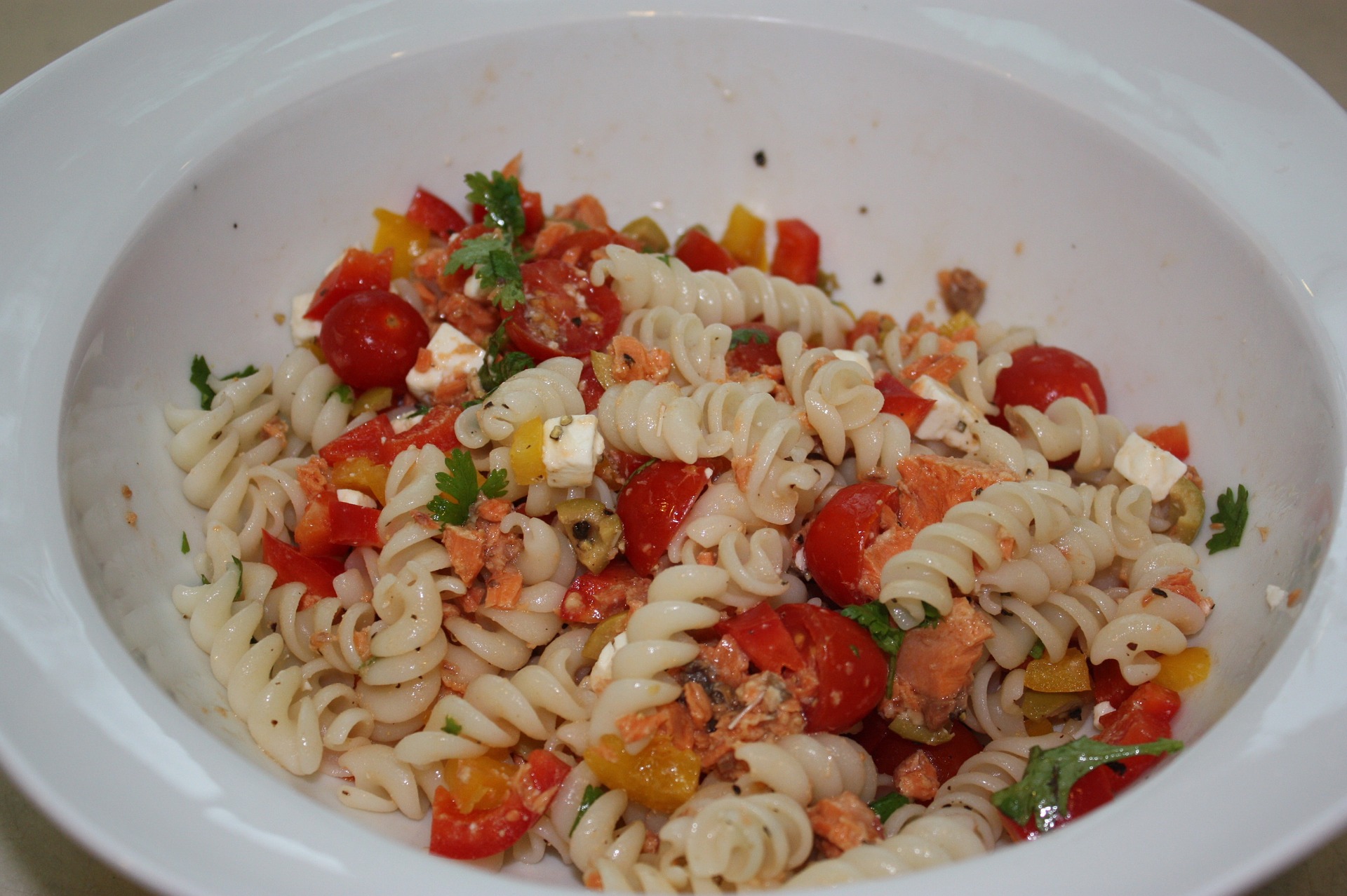 Salată cu somon și fusilli