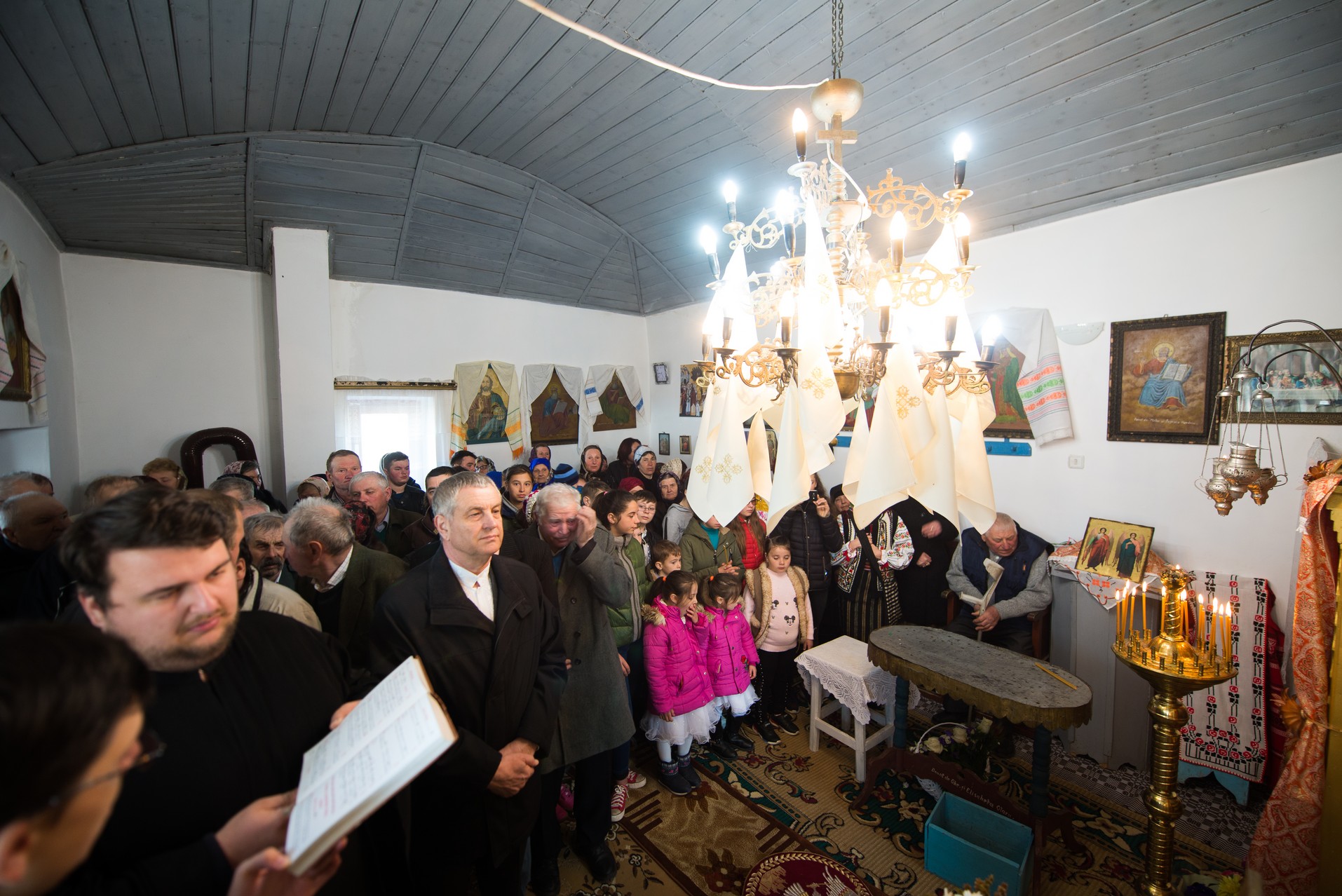 Slujire arhierească la Stolniceni, comuna Răuseni: „Omul își răstignește inima când îi iartă pe vrăjmași”