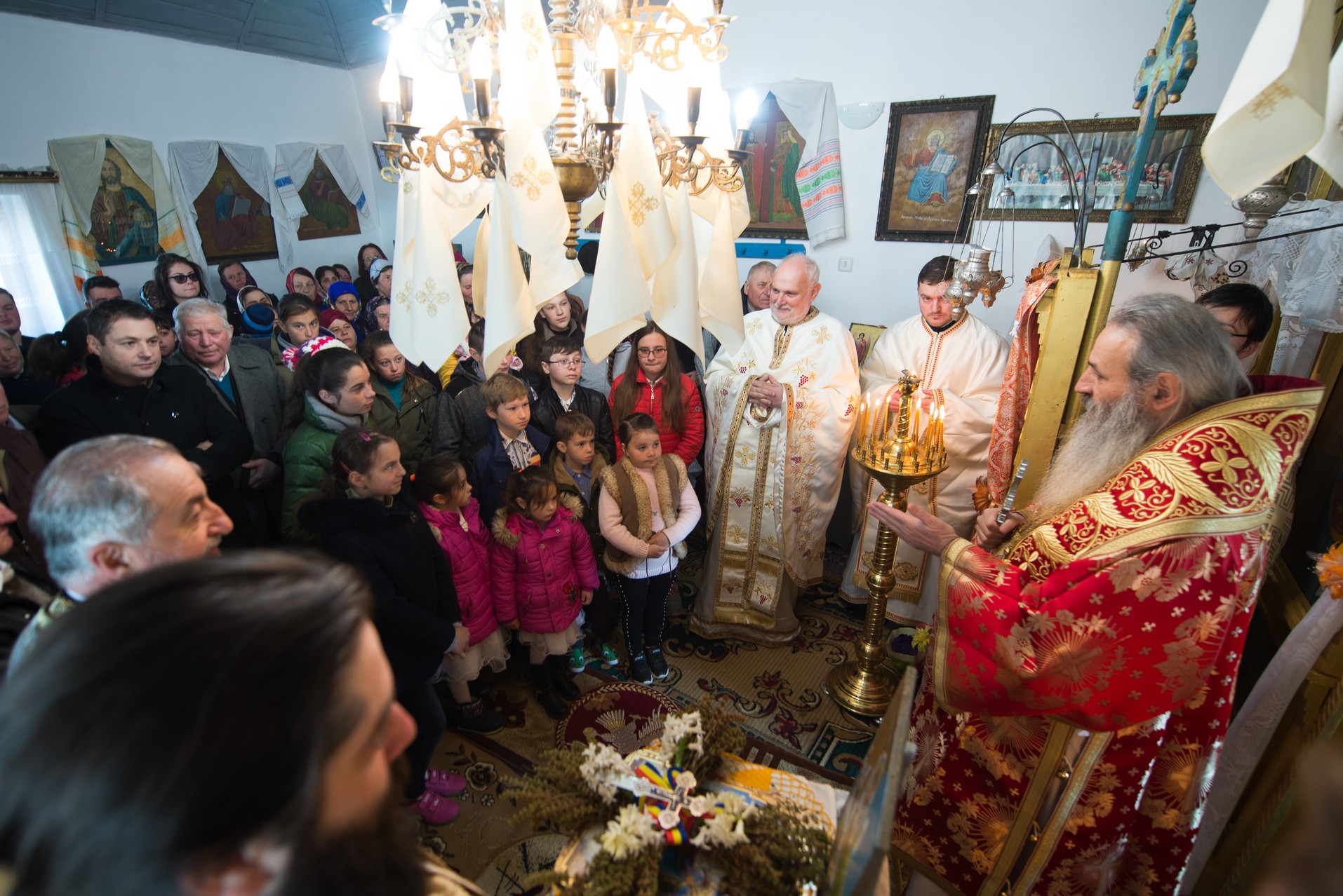 Slujire arhierească la Stolniceni, comuna Răuseni: „Omul își răstignește inima când îi iartă pe vrăjmași”