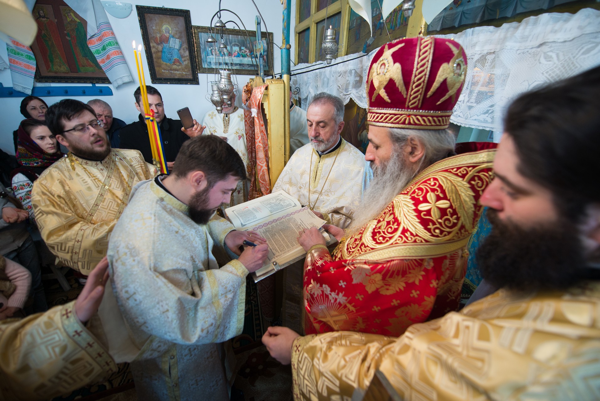 Slujire arhierească la Stolniceni, comuna Răuseni: „Omul își răstignește inima când îi iartă pe vrăjmași”